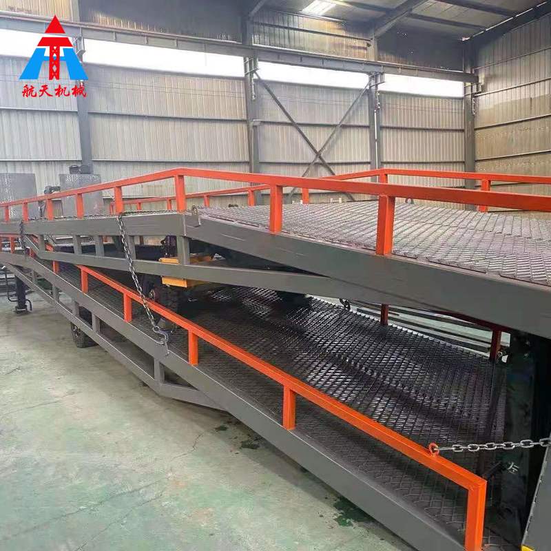 4臺(tái)10噸移動(dòng)式登車橋裝箱發(fā)貨